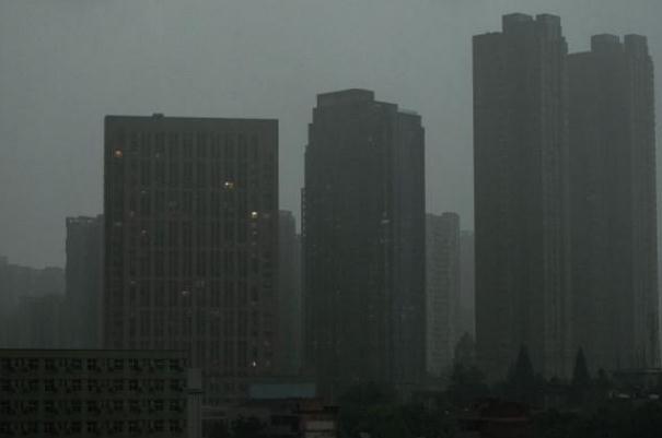 武汉暴雨白昼如夜 武汉暴雨天河机场延误